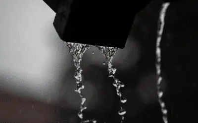 Infiltrazioni d’acqua piovana dal tetto? Proteggilo con la lattoneria