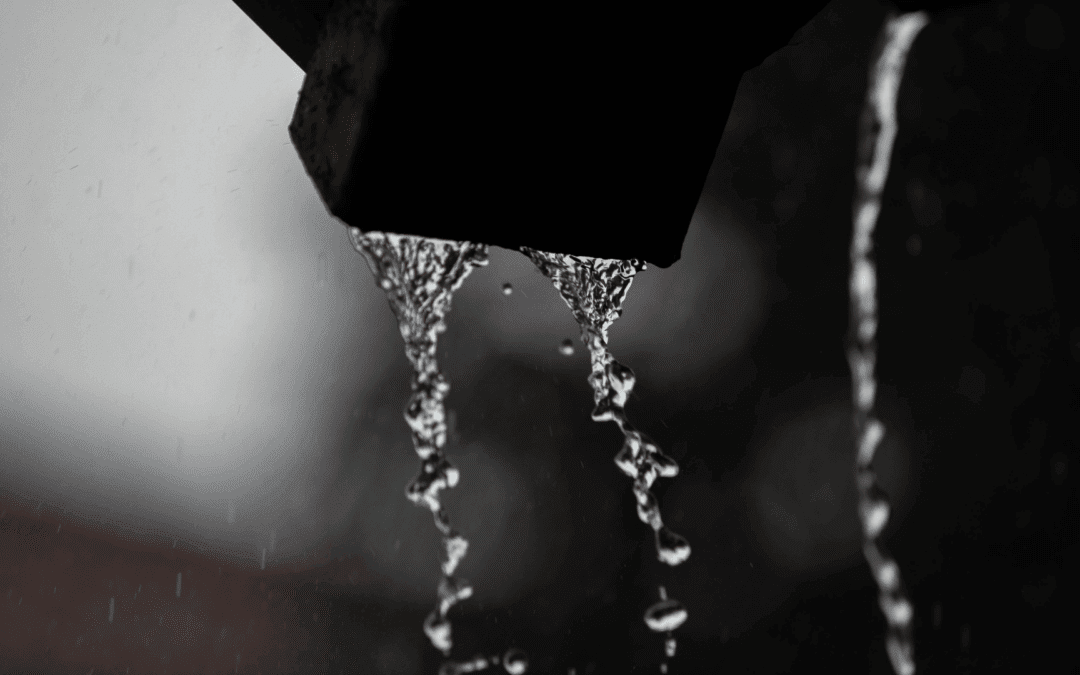 Infiltrazioni d’acqua piovana dal tetto? Proteggilo con la lattoneria